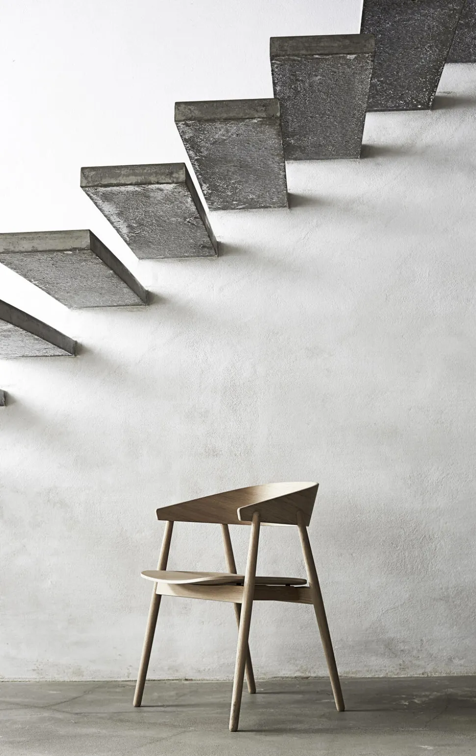 AC2 armchair Oak white pigm. lacquer veneer seat