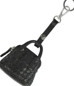 Amayambg Charm, Weave