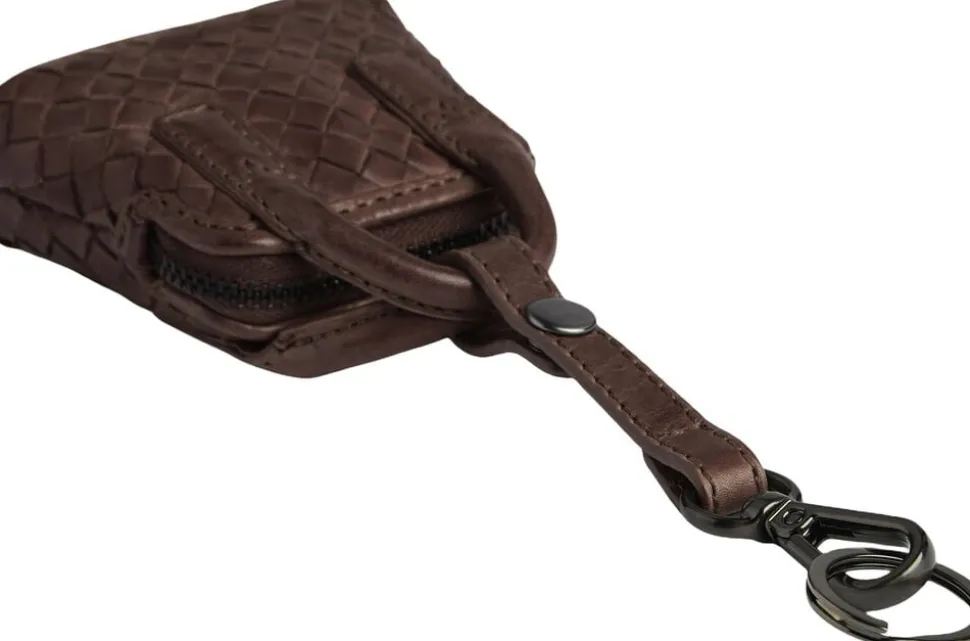 Amayambg Charm, Weave