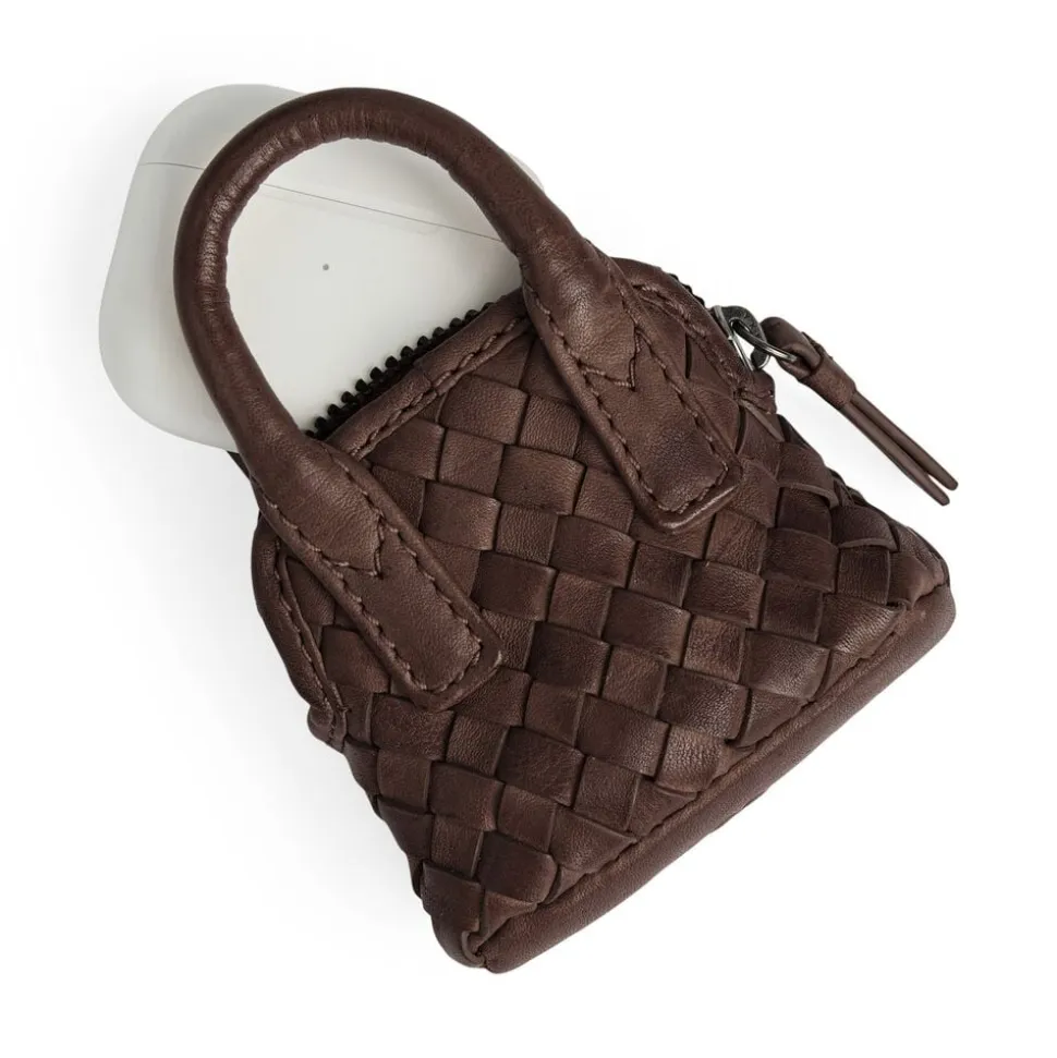 Amayambg Charm, Weave