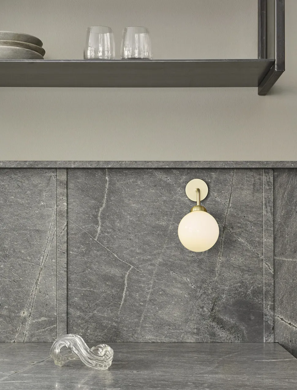 Apiales Wall, brushed brass / opal