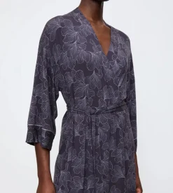 Aura Spotlight Robe 01