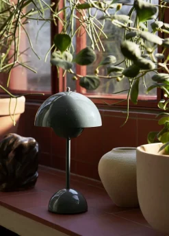 Flowerpot Portable Lamp VP9, Magnetic Charger