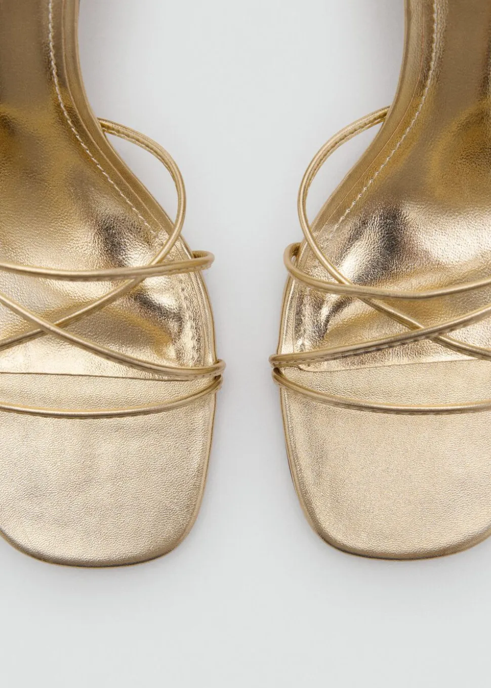 Heeled sandal with crossed straps