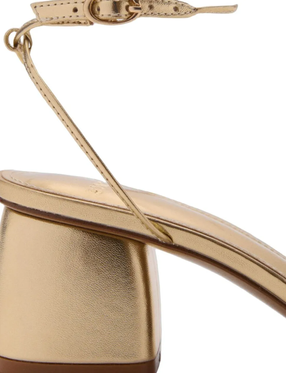 Heeled sandal with crossed straps