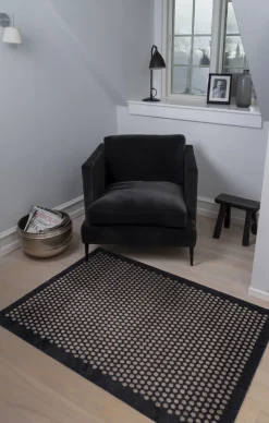 Løber 130x90 cm, dot sort/sand