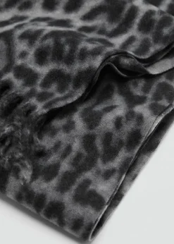 Leopard scarf with fringes