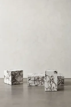 Plinth Cubic, Calacatta Viola