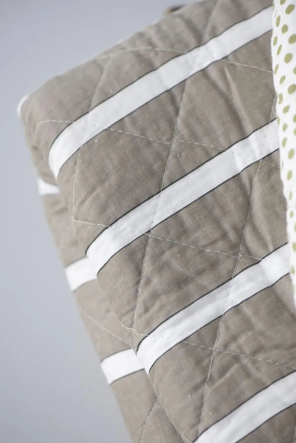 Quilt hvide, sorte og hørfarvede striber